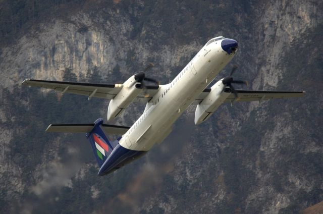 de Havilland Dash 8-400 (HA-LQA)