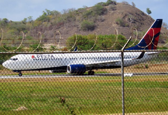 Boeing 737-800 (N3744F)