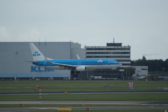 Boeing 737-800 (PH-BXU) - KLM B737-8K2 cn33028 aprroach rwy24