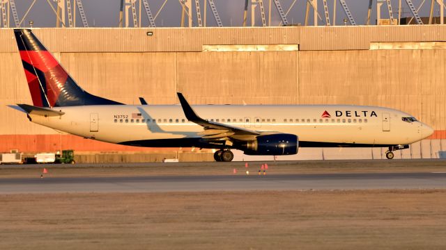 Boeing 737-800 (N3752)