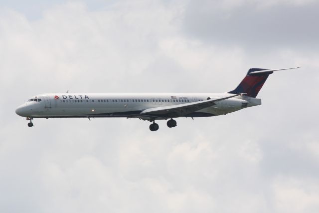 McDonnell Douglas MD-88 (N939DL) - Delta Flight 1678 (N939DL) on approach to Runway 32 at Sarasota-Bradenton International Airport following a flight from Hartsfield-Jackson International Airport