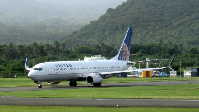 Boeing 737-800 (N66803)