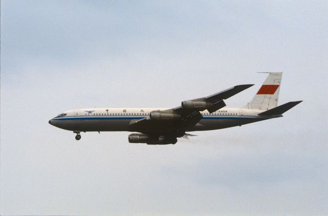 Boeing 707-100 (B-2404) - Final Approach to Narita Intl Airport Rwy34 on 1986/10/10