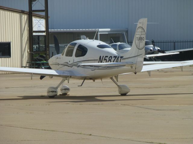 Cirrus SR-22 (N587AT)