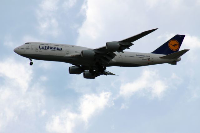 BOEING 747-8 (D-ABYA) - Taken heading south on I-95. Approach to KEWR.