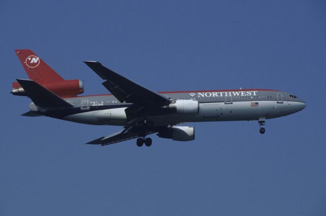 McDonnell Douglas DC-10 (N223NW) - Final Approach to Narita Intl Airport Rwy34L on 1998/05/21