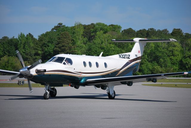 Pilatus PC-12 (N327JZ) - Taxiing in to Signature - 4/24/09