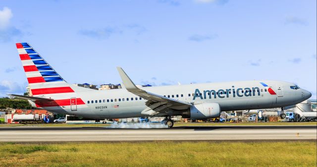 Boeing 737-700 (N903AN) - American Airlines landing at TNCM St Maarten. 22/12/2018