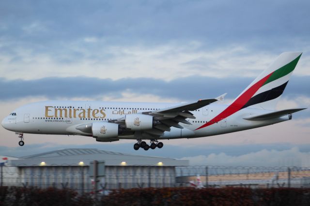 Airbus A380-800 (A6-EOA) - An Emirates A380-800 on final approach into LHR, landing on runway 27L.br /br /Location: Myrtle Ave.br /Date: 21.12.22 (dd/mm/yy).