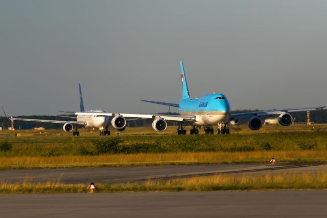 BOEING 747-8 (HL7642)