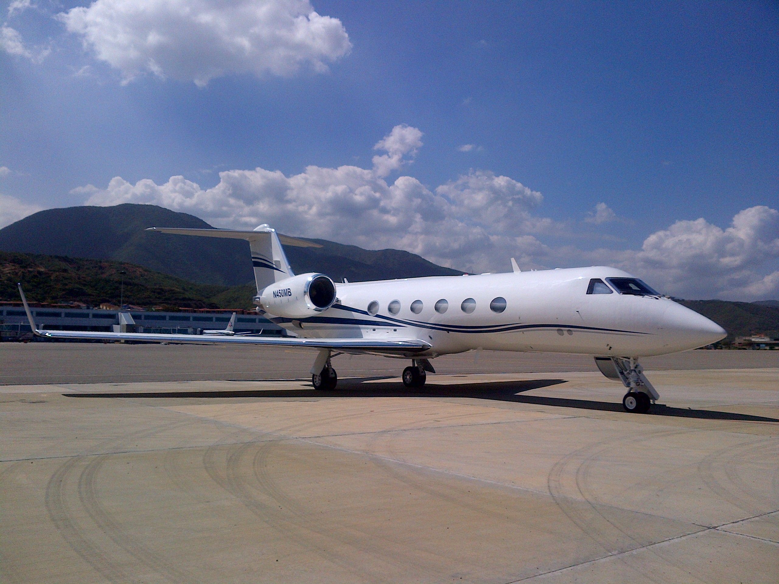 Gulfstream Aerospace Gulfstream IV (N450MB) - SIMON BOLIVAR INTERNATIONAL AIRPORT.....