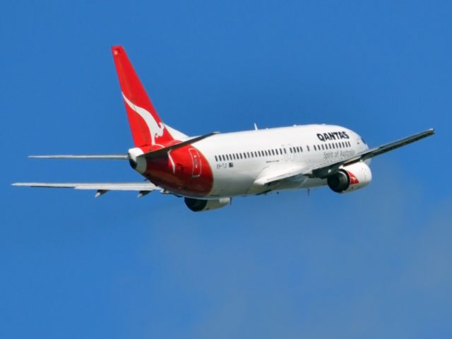 BOEING 737-400 (VH-TJI) - One of Qantas' old girls gets airborne off runway 23 and heads to Melbourne. Saturday, 24th March 2012.