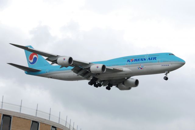 Boeing 747-400 (HL7631) - Landing on 27L