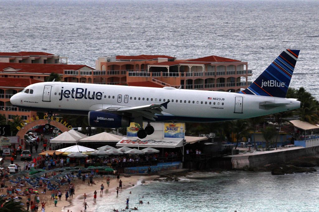 Airbus A320 (N623JB) - From the Sonesta Hotel