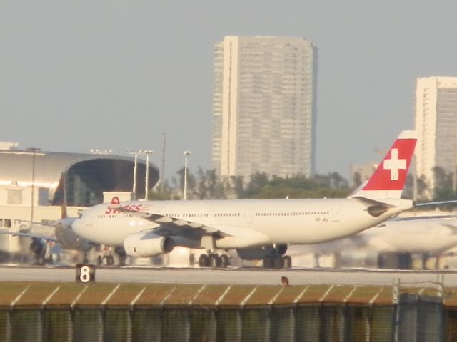 Airbus A330-300 (HB-JHJ)