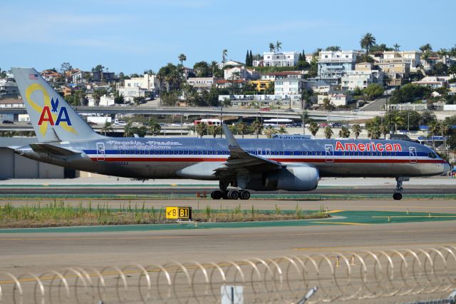 Boeing 757-200 (N690AA)