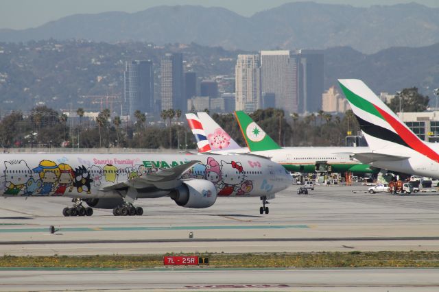 BOEING 777-300 (B-16703)