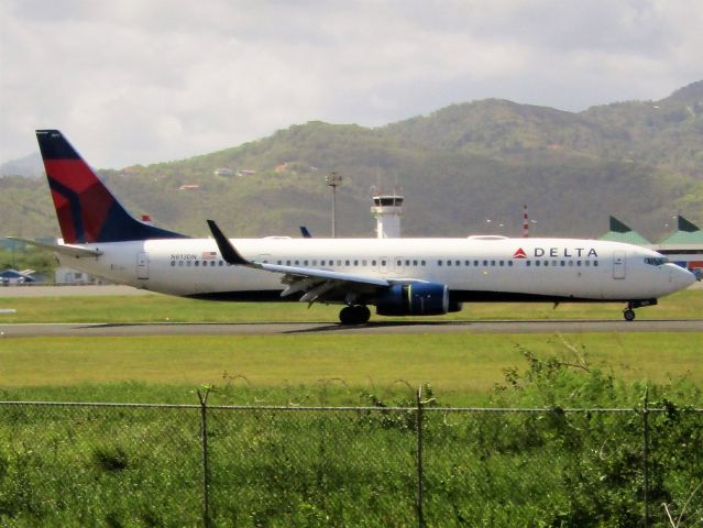 Boeing 737-900 (N813DN)