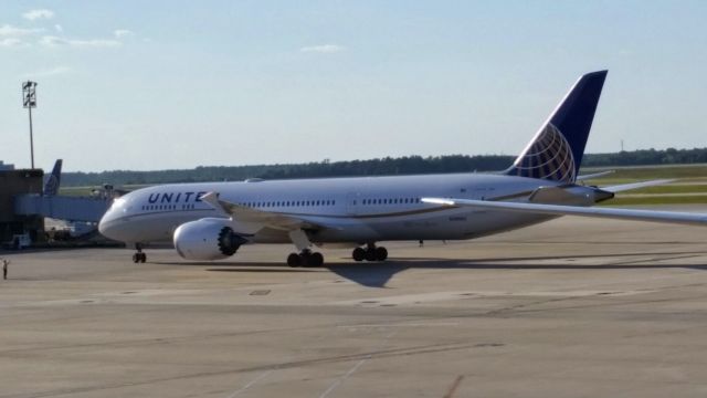 Boeing 787-8 (N26952) - Uniteds new Dreamliner shortly after landing from Denver KDEN at Houston. The wing of the aircraft in the photo is a Qatar B773.
