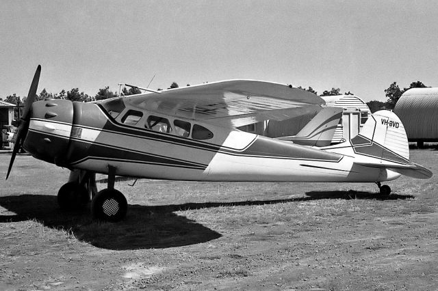 VH-BVD — - CESSNA 195 - REG VH-BVD (CN 7519) - BERWICK VIC. AUSTRALIA - YBER (9/2/1975)