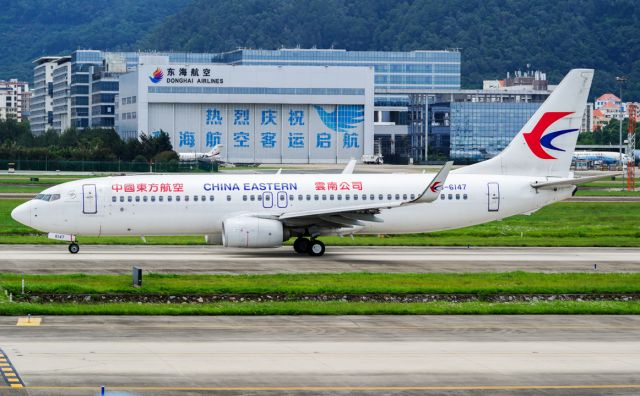 Boeing 737-800 (B-6147)