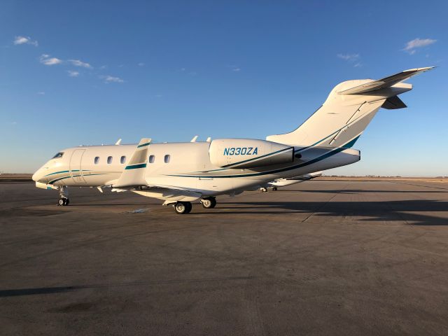 Bombardier Challenger 300 (N330ZA)
