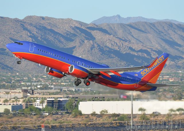 Boeing 737-800 (N8623F)