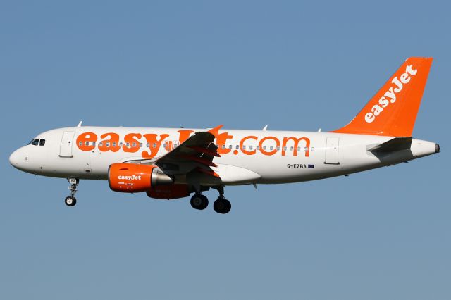 Airbus A319 (G-EZBA)