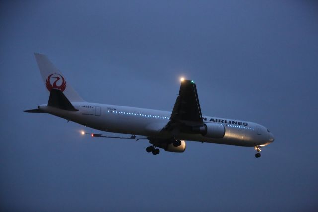 BOEING 767-300 (JA657J) - 18 August 2015HND-HKD.