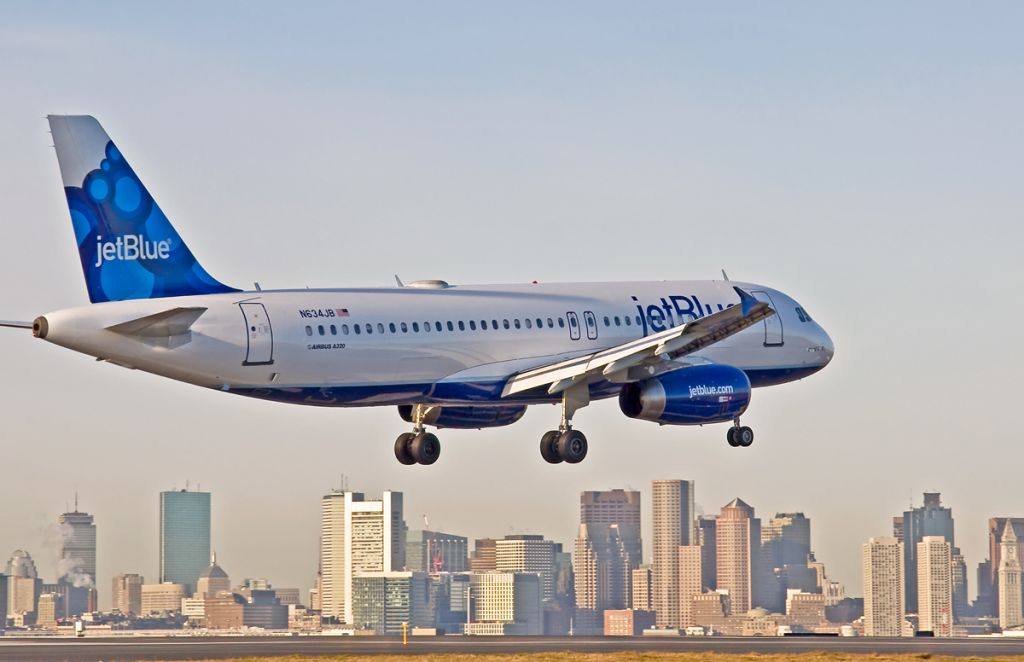 Airbus A320 (N634JB) - Welcome to "Blue" Boston RWY 33L Skyline arrival