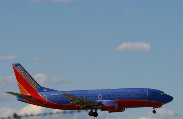 BOEING 737-300 (N351SW) - Southwest 737-300 landing RW10L Looks like she's seen better days with that rough paint.