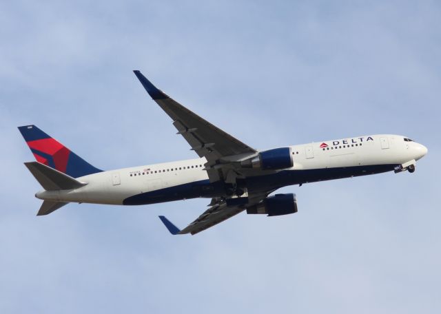 BOEING 767-300 (N155DL) - Shreveport Regional.