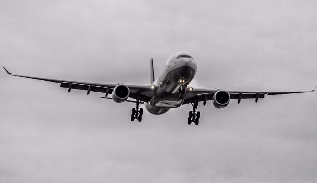 Airbus A330-300 (D-AIKB) - A Lufthansa A330-300 on final for runway 4L into DTW.