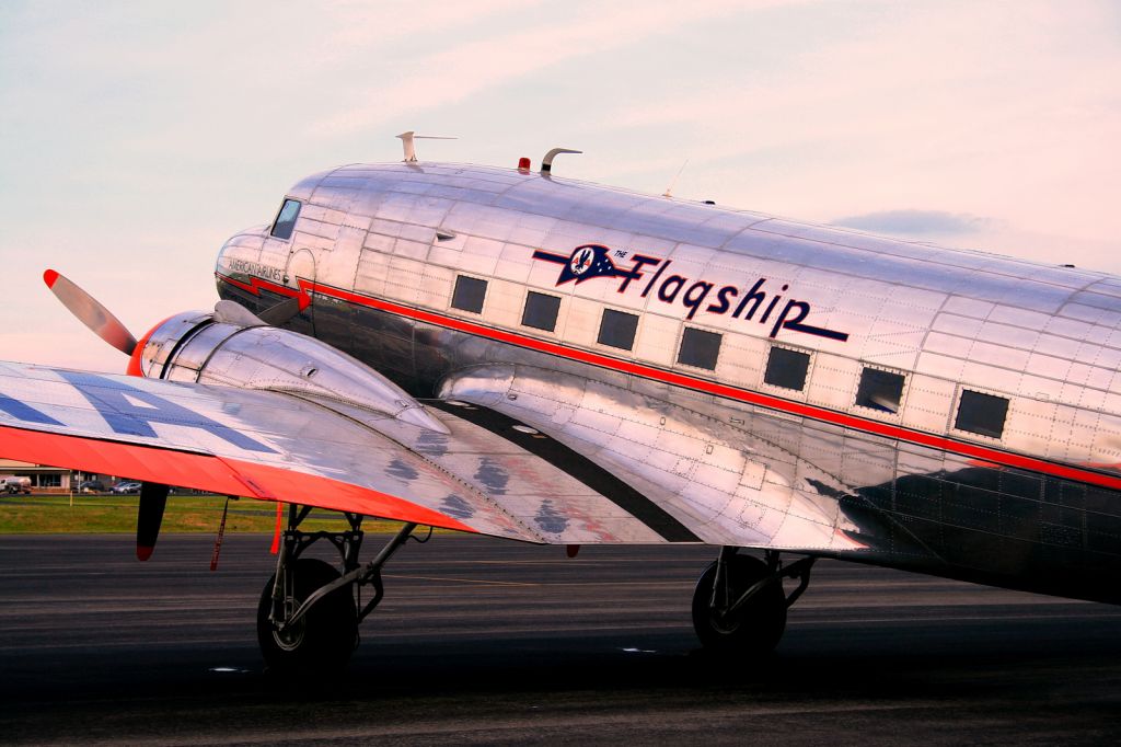 Douglas DC-3 (N17334)