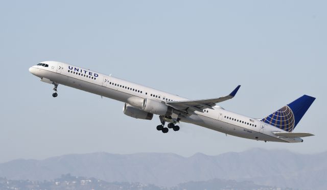 BOEING 757-300 (N73860) - Departing LAX