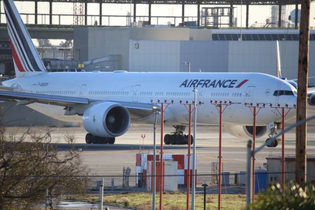 BOEING 777-300ER (F-GSQV)