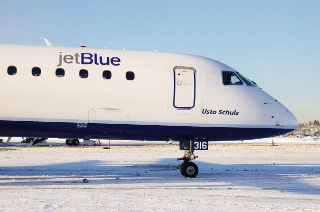 Embraer ERJ-190 (N316JB) - 02/10/13 -the day after the blizzard of 2013