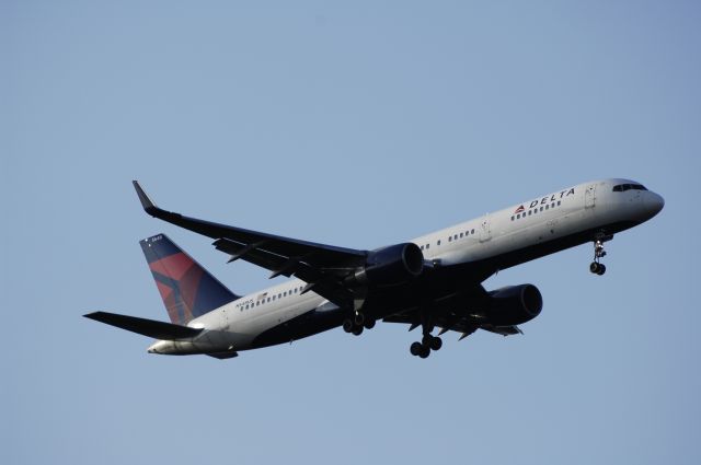 Boeing 757-200 (N548US) - Final Approach to NRT Airport R/W34L on 2012/01/04