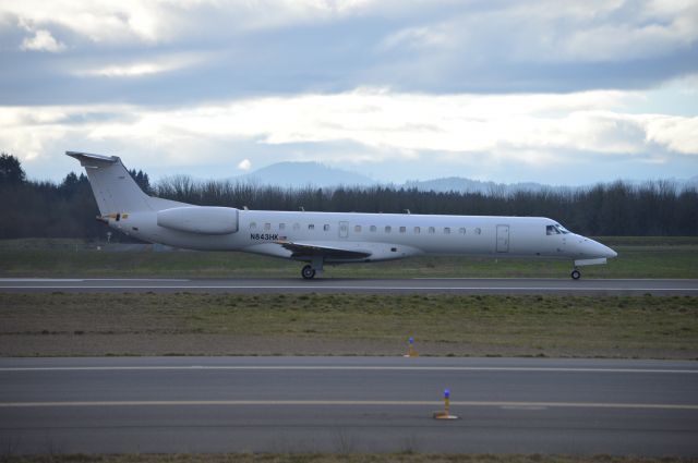 Embraer ERJ-145 (N843HK) - Acey 7063 (ASQ7063) departing on 34L for the return-trip to Reno-Tahoe (KRNO/RNO). A former Trans States Airlines frame still in an all-white livery, this is the fourth ERJ-145 ExpressJet picked up for their independent "aha!" operations.