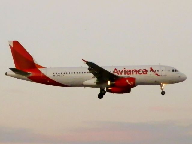 Airbus A320 (N492TA)
