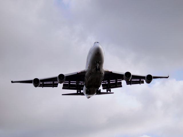 Boeing 747-400 (N415MC)