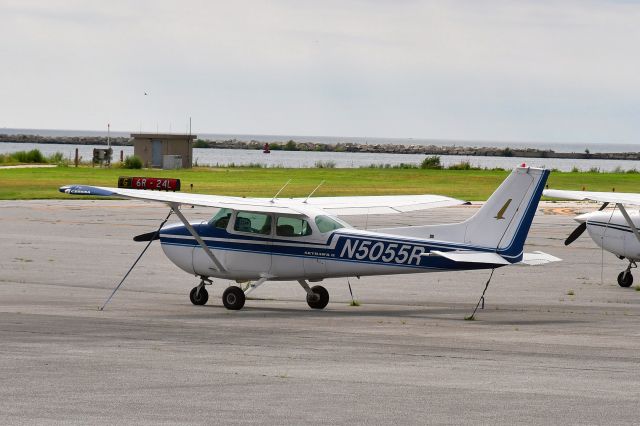 Cessna Skyhawk (N5055R) - Cessna 172M Skyhawk N5055R in Cleveland - Burke Lakefront 