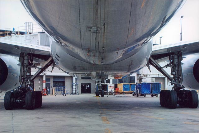 Boeing 777-200 —