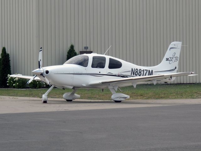 Cirrus SR-22 (N8817M)