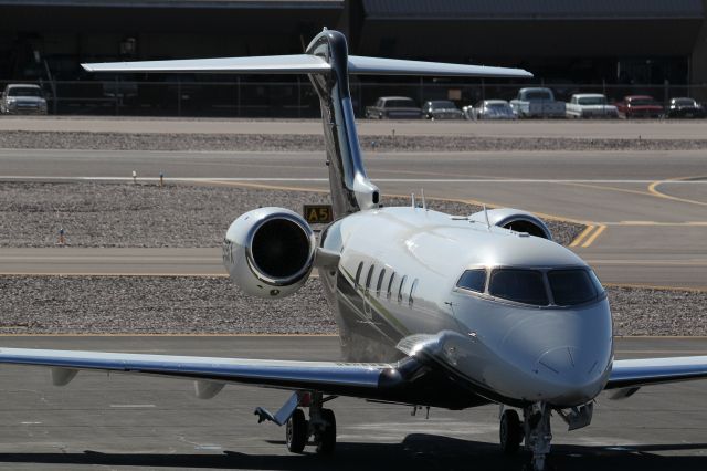 Bombardier Challenger 300 (N524FX)