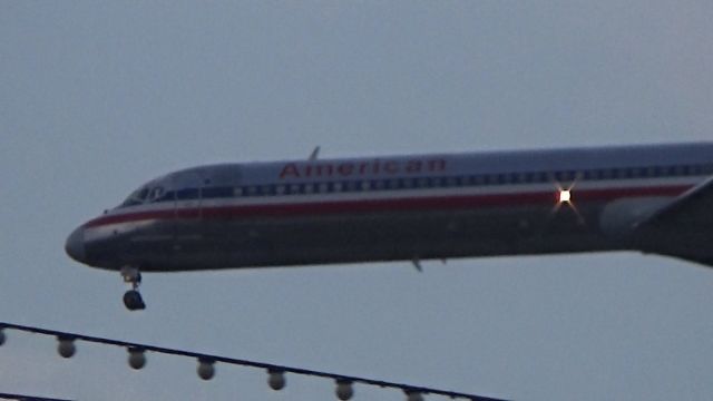 McDonnell Douglas MD-83 (N9681B) - N9681B arriving on RWY 27L at OHare from St. Louis! Ive seen this particular aircraft many times before!