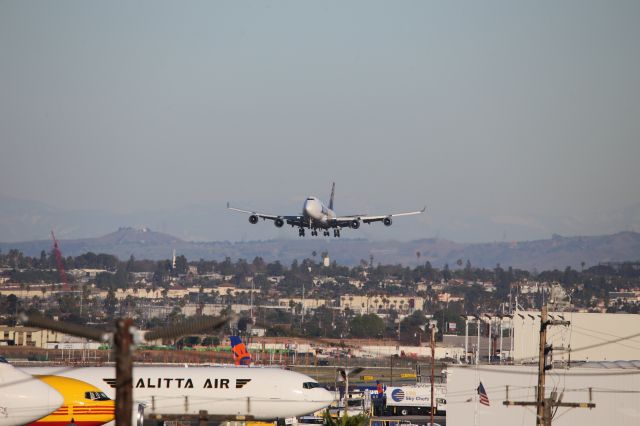 Boeing 747-400 (N472MC)