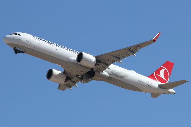 Airbus A321 (TC-LSE) - 04/04/2023:br /Flight to istanbul (IST) after T/O from runway 26.
