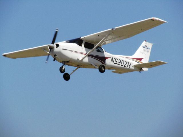 Cessna Skyhawk (N520ZH) - Taking off RWY 26L