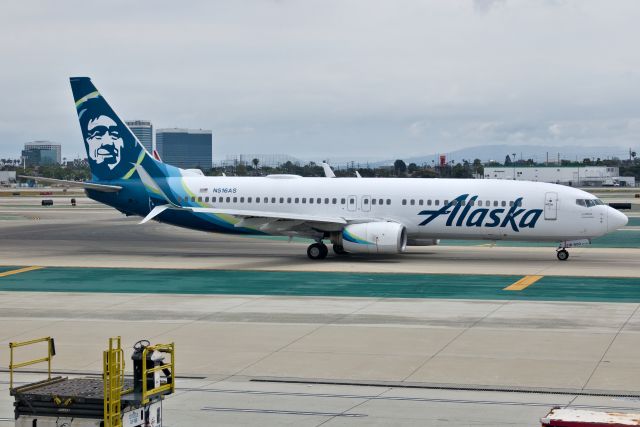 Boeing 737-800 (N516AS)